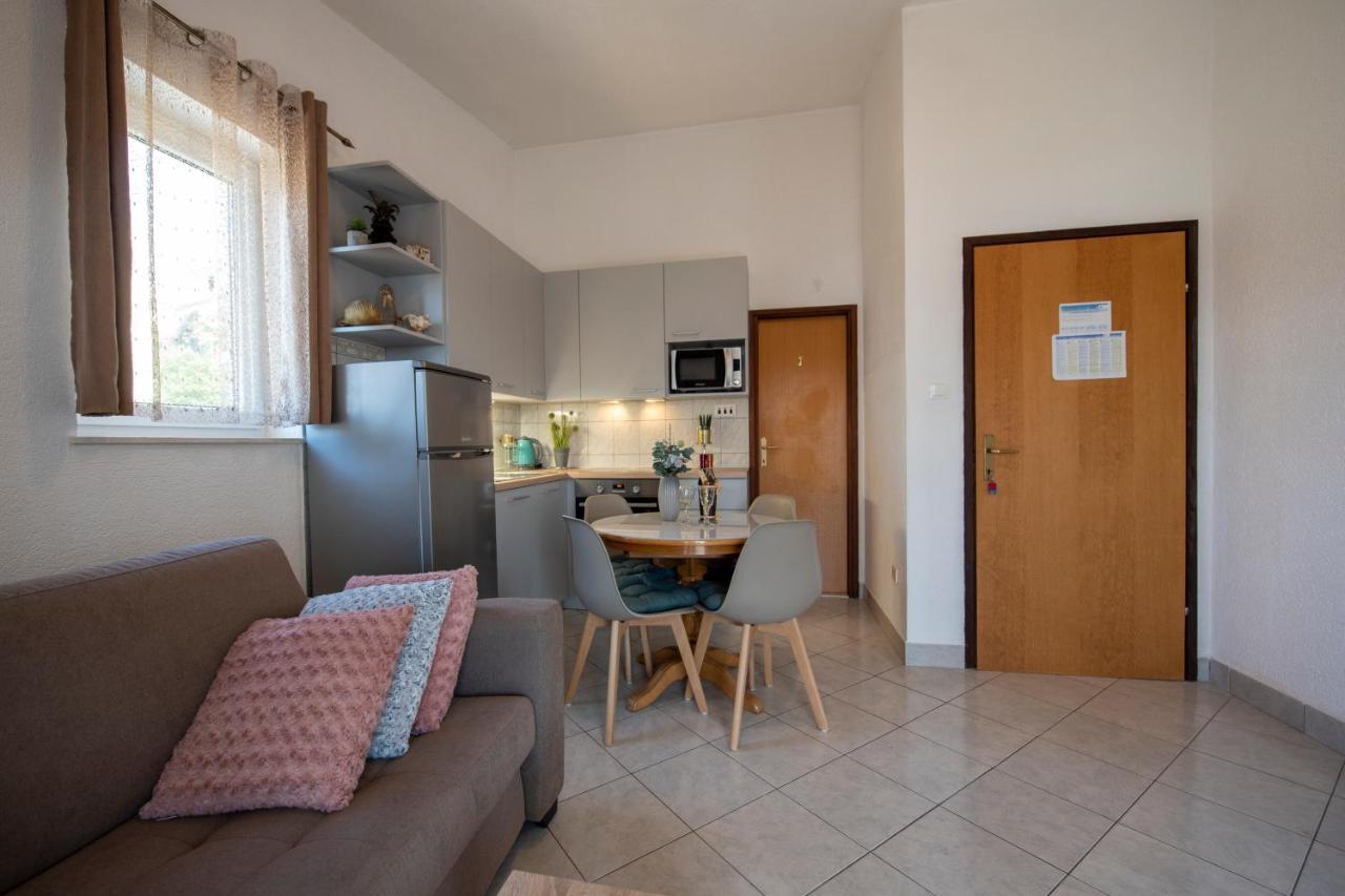 Apartments Bevanda ポドストラナ エクステリア 写真