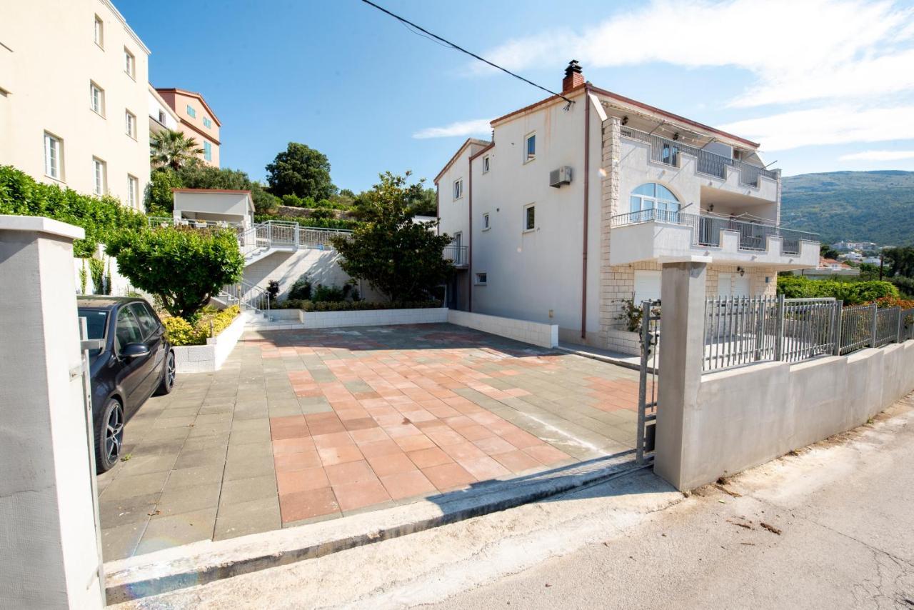 Apartments Bevanda ポドストラナ エクステリア 写真