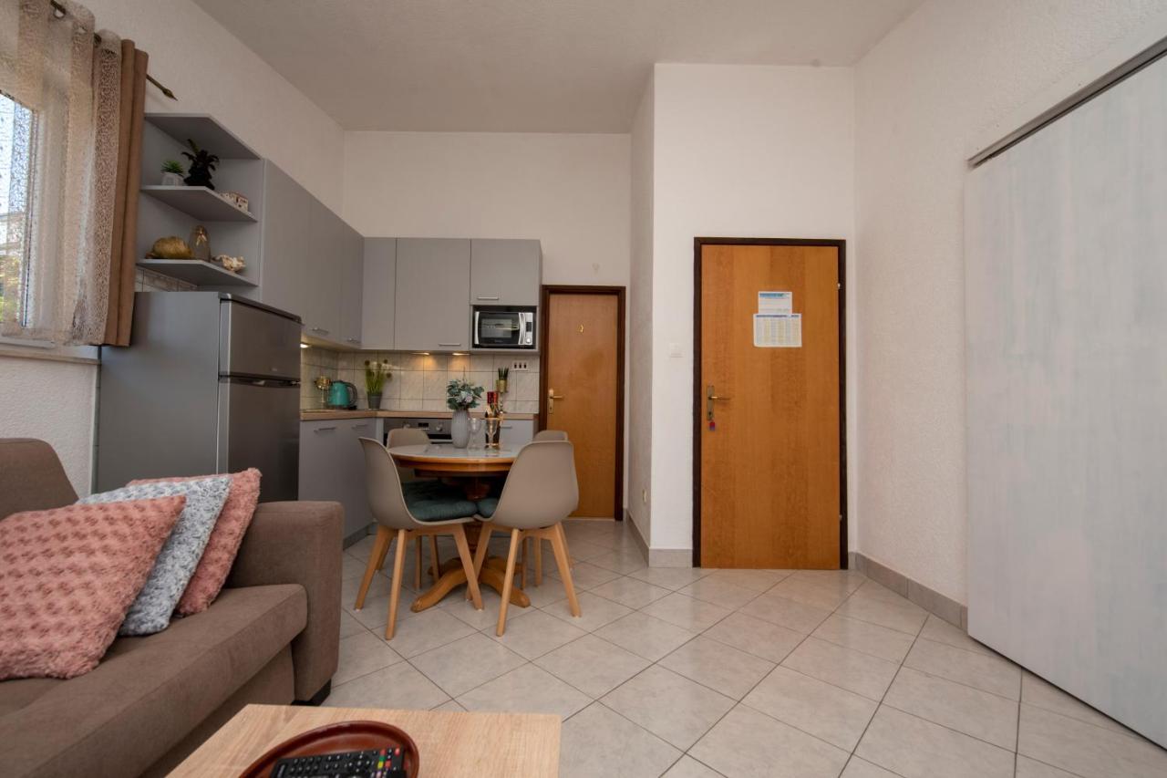 Apartments Bevanda ポドストラナ エクステリア 写真